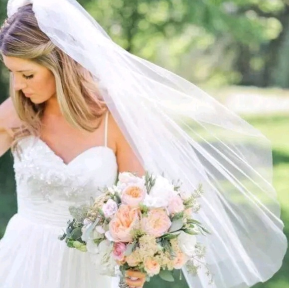 Accessories - Brand new 👰 white wedding 👰 veil with comb ♡